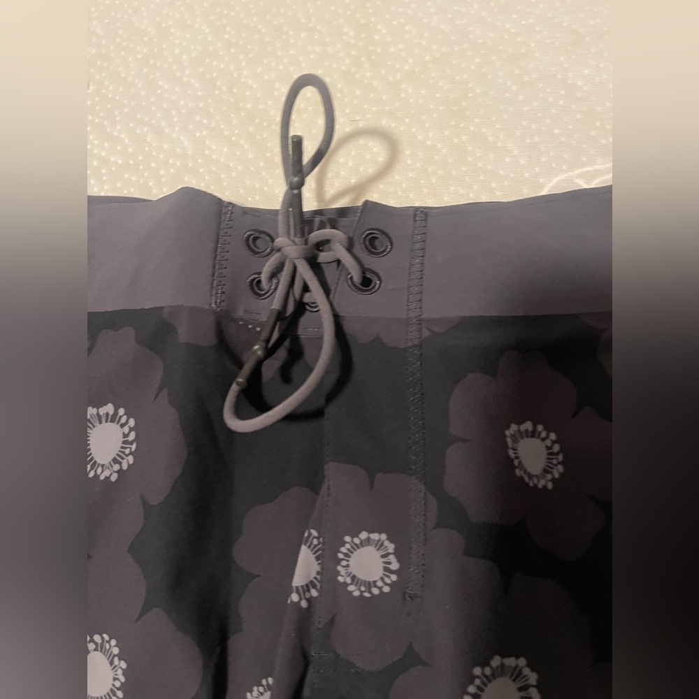 Lululemon mens gray black floral swim trunks - Picture 2 of 10